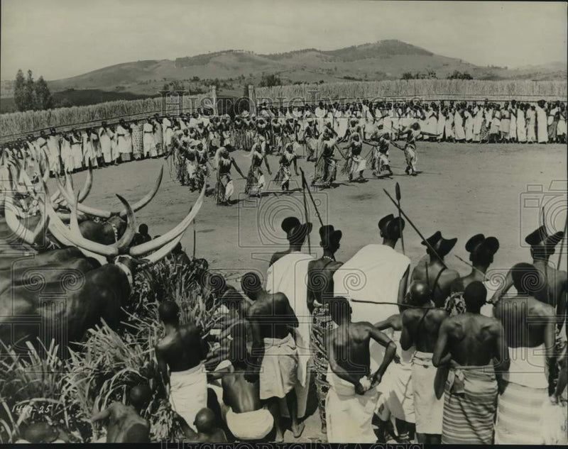 Load image into Gallery viewer, 1950 Press Photo Watussi Ceremony in "King Solomon's Mines" - nox29998
