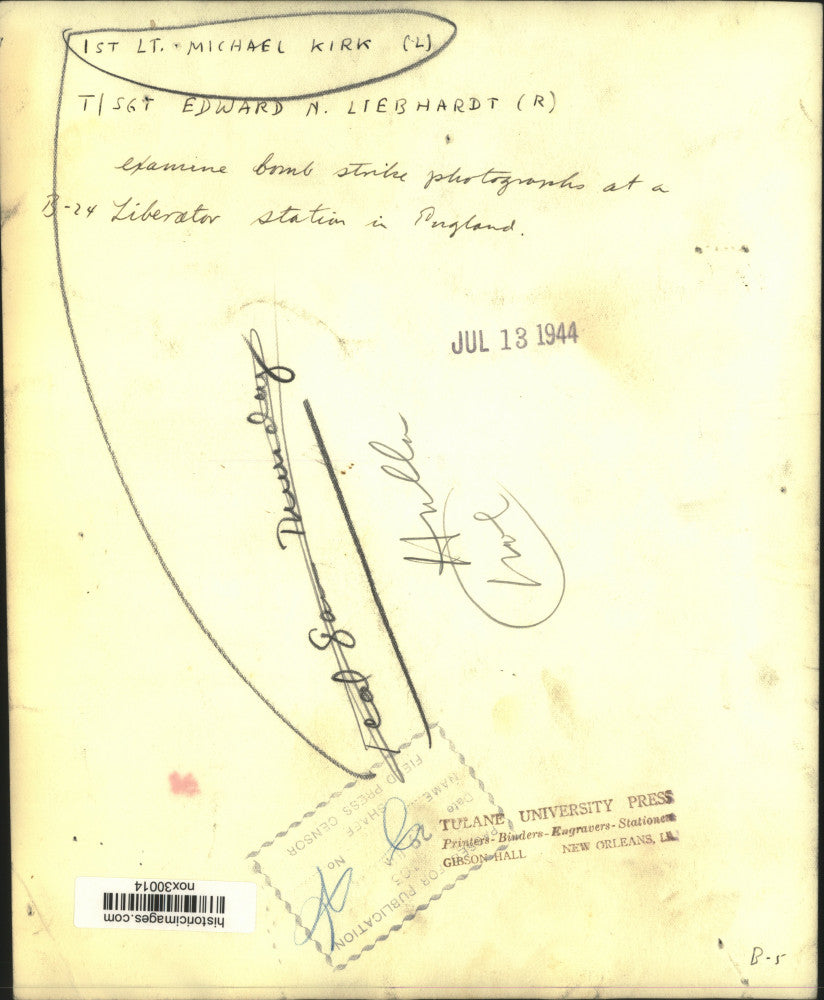 1944 Press Photo Servicemen Examine Bomb Strike Photos at B-24 Liberator Station