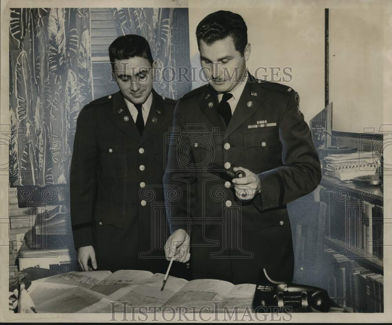 Load image into Gallery viewer, 1958 Press Photo Lieutenants Joseph Leckick, Edward Hofmann - nox30048
