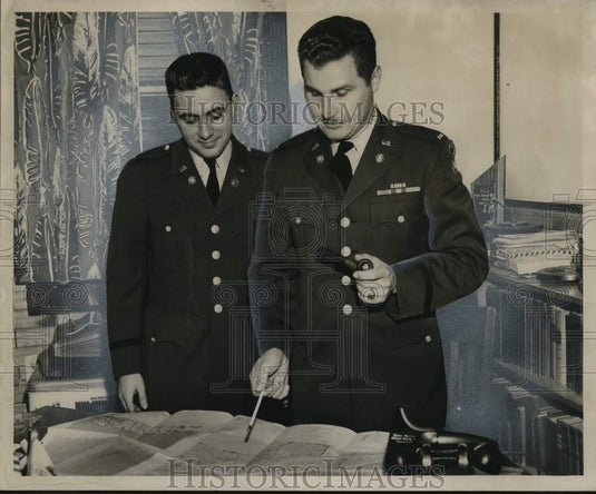 1958 Press Photo Lieutenants Joseph Leckick, Edward Hofmann - nox30048