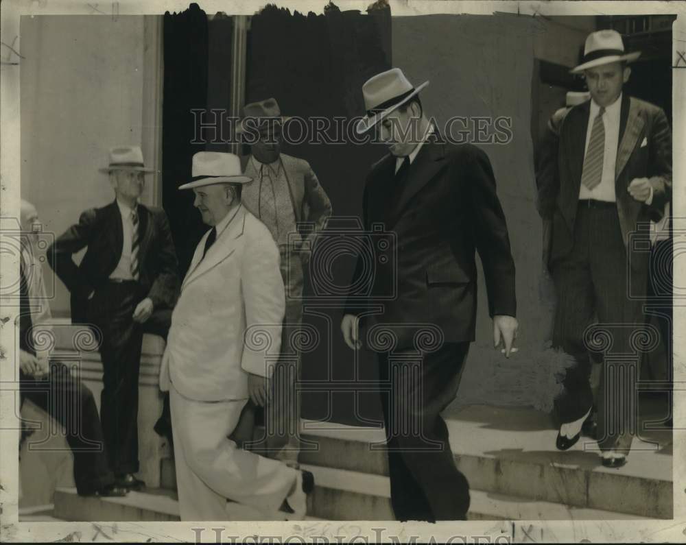 1940 Press Photo Former Louisiana Governor Richard Leche Leaves Courthouse