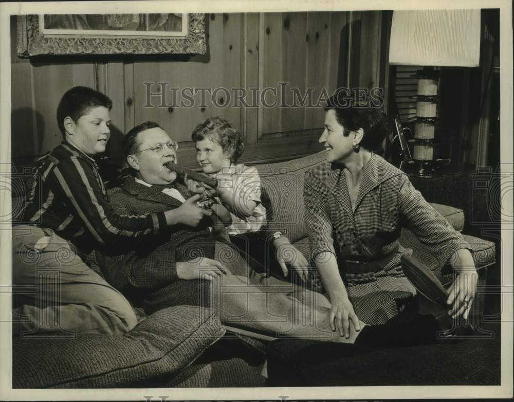 1957 Press Photo The Levenson Family of &quot;Two for the Money&quot; - nox30118