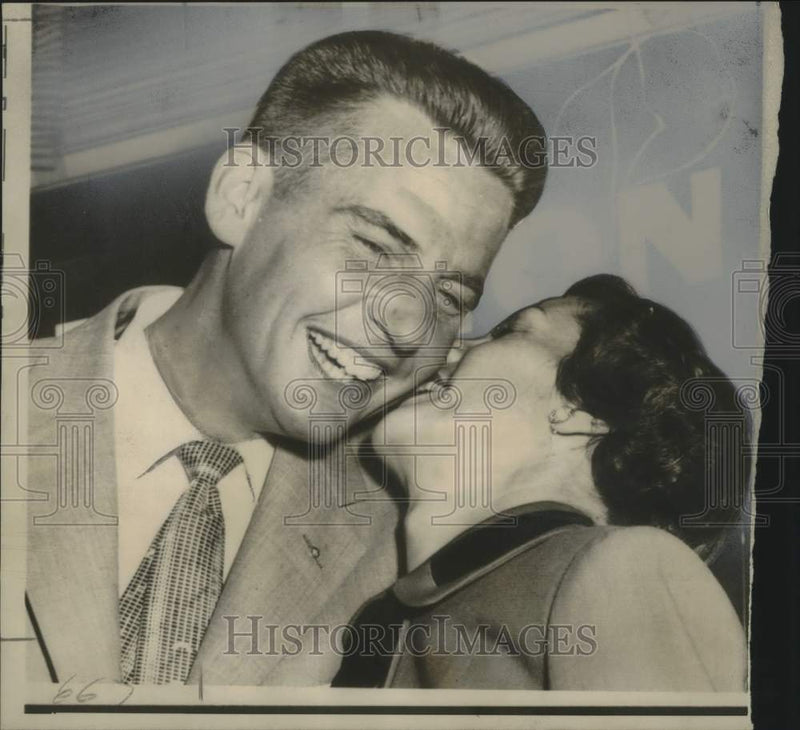 Load image into Gallery viewer, 1953 Press Photo Congressman Glenard Lipscomb gets a kiss from his wife Virginia
