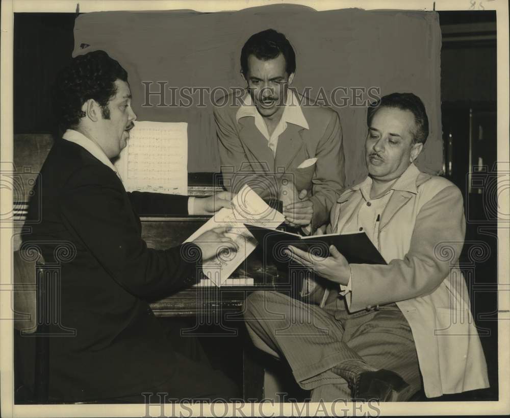 1943 Press Photo A trio of opera headliner singers warming up in New Orleans