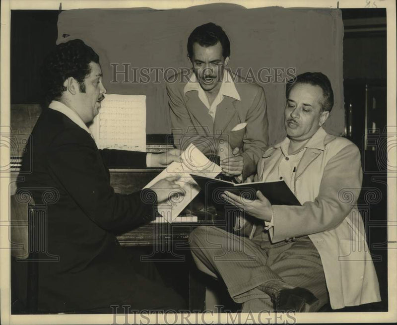 Load image into Gallery viewer, 1943 Press Photo A trio of opera headliner singers warming up in New Orleans
