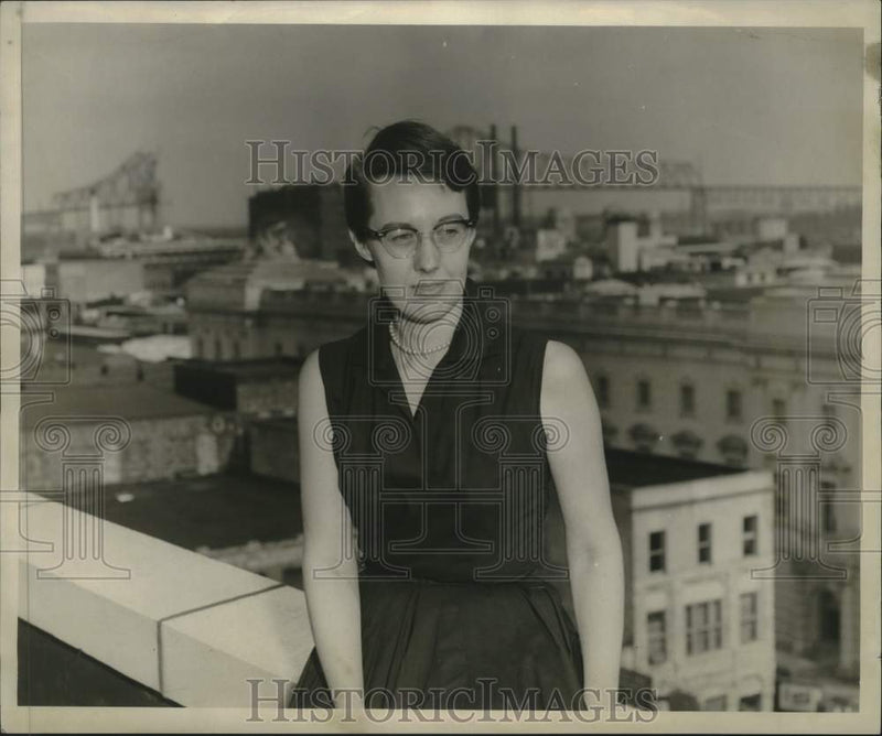 Load image into Gallery viewer, 1957 Press Photo Reporter Mary Loftin on New Orleans Rooftop - nox30220
