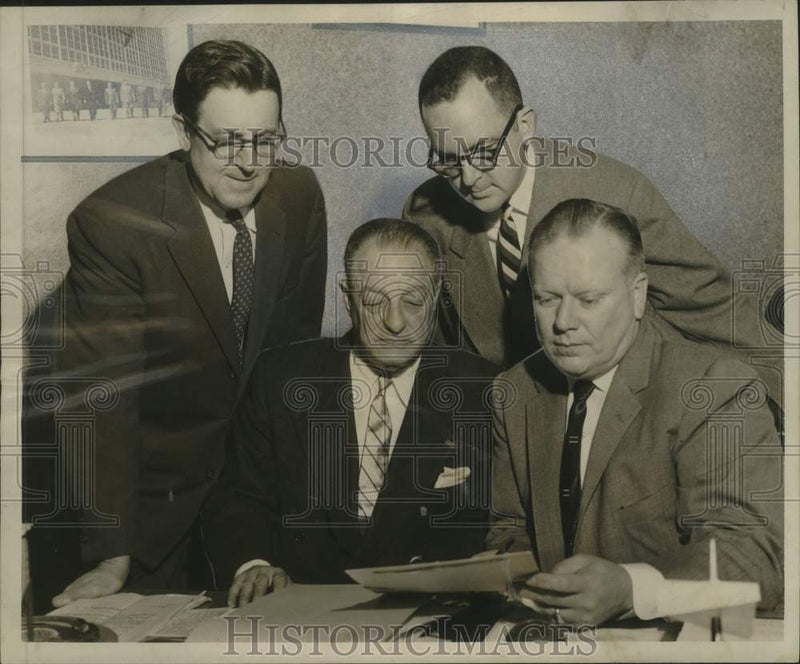Load image into Gallery viewer, 1958 Press Photo Library, City Officials Plan "Fines Forgiveness Week"
