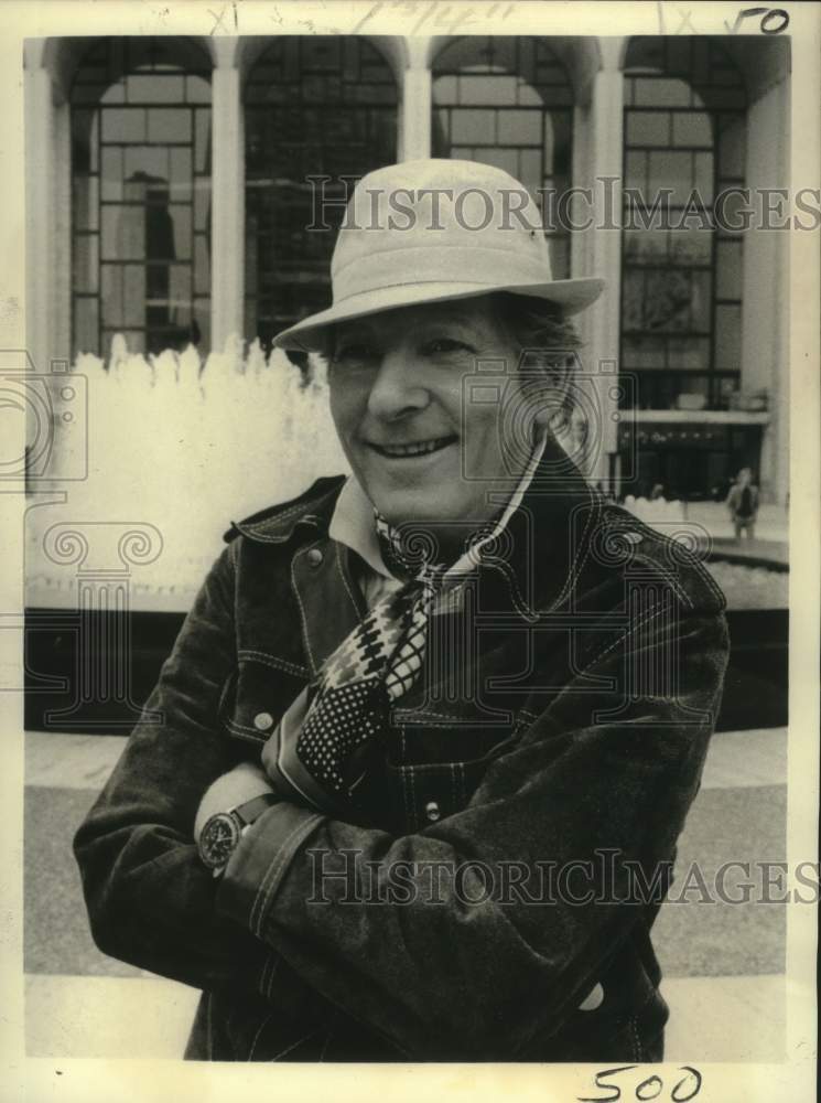 1975 Press Photo Danny Kaye looks in at the Metropolitan Opera on CBS