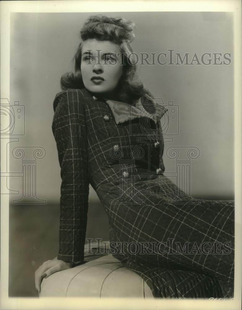 1941 Press Photo Actress Peggy Knudsen models a double-breasted quilted robe