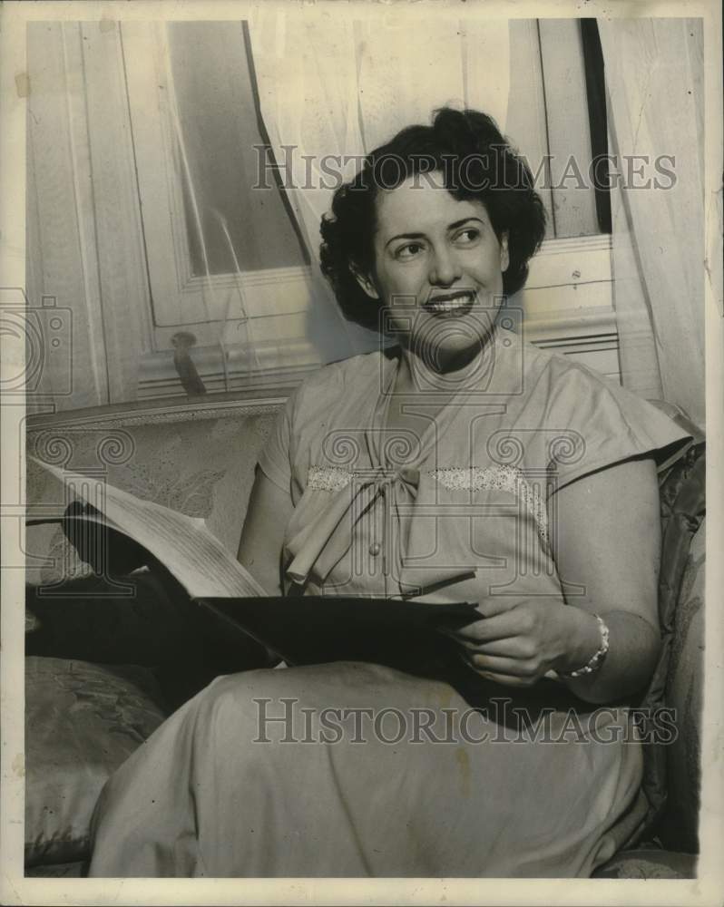 Load image into Gallery viewer, 1951 Press Photo Mezzo-Soprano Opera Singer Martha Lipton - nox30501
