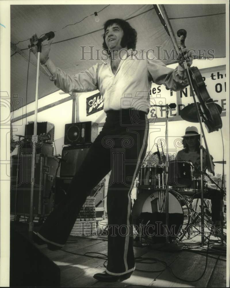 1979 Press Photo Fiddler Doug Kershaw on Stage - nox30539