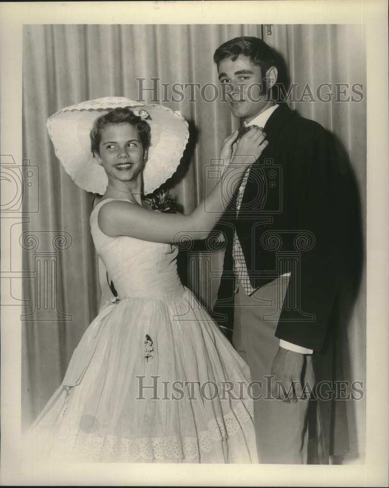 Load image into Gallery viewer, 1957 Press Photo Jane Janssen, Dwight Le Blanc - nox30547
