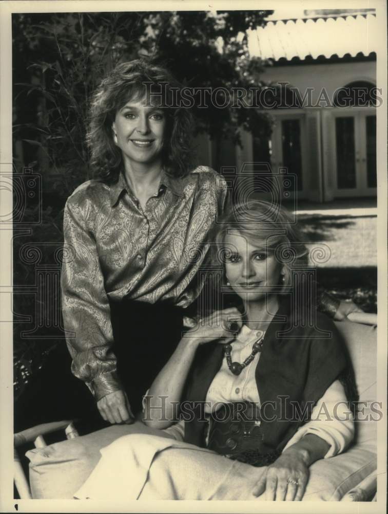 Load image into Gallery viewer, 1988 Press Photo Jill Eikenberry interviews Jill Ireland on life after cancer
