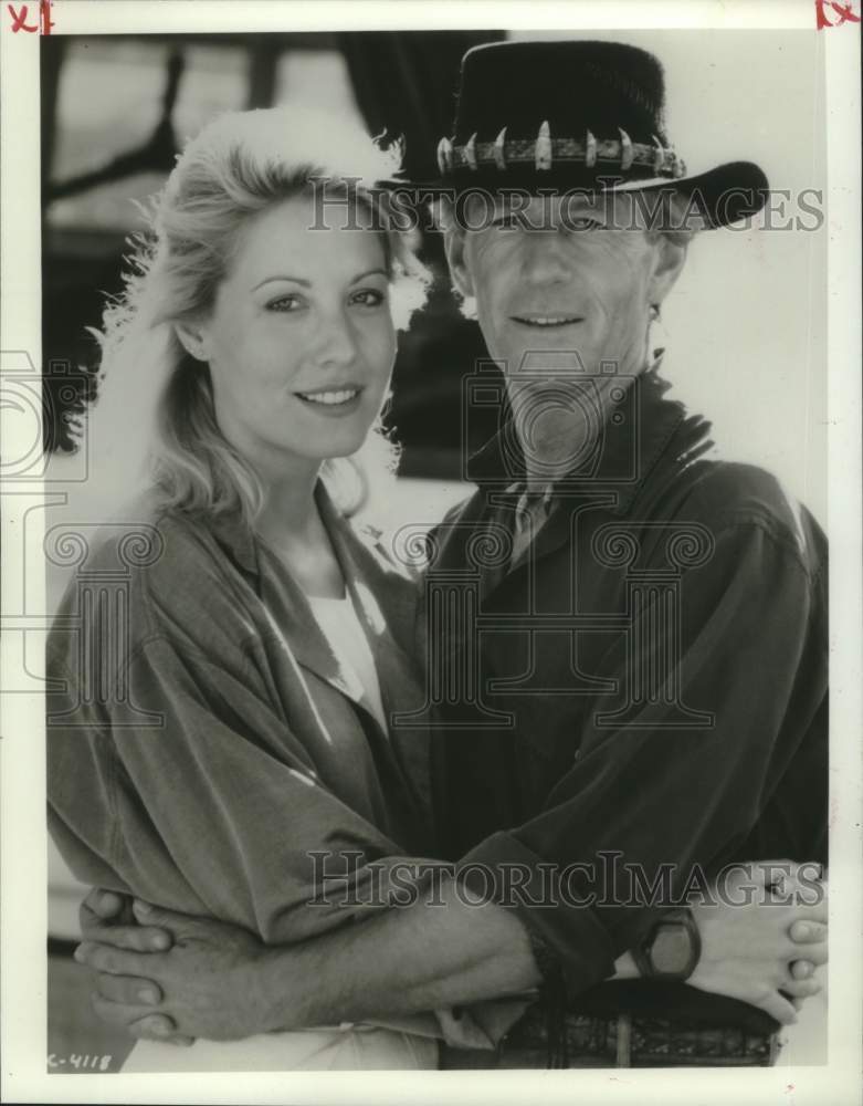 Load image into Gallery viewer, 1991 Press Photo Linda Kozlowski and Paul Hogan in "Crocodile Dundee II"
