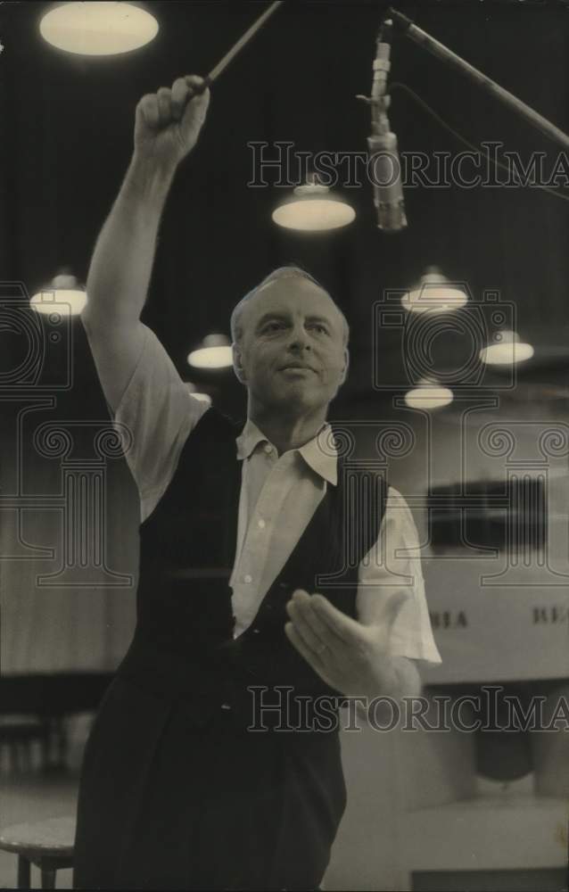 Load image into Gallery viewer, 1960 Press Photo Andre Kostelanetz &amp; Sara Gene Orcutt were married in Honolulu.
