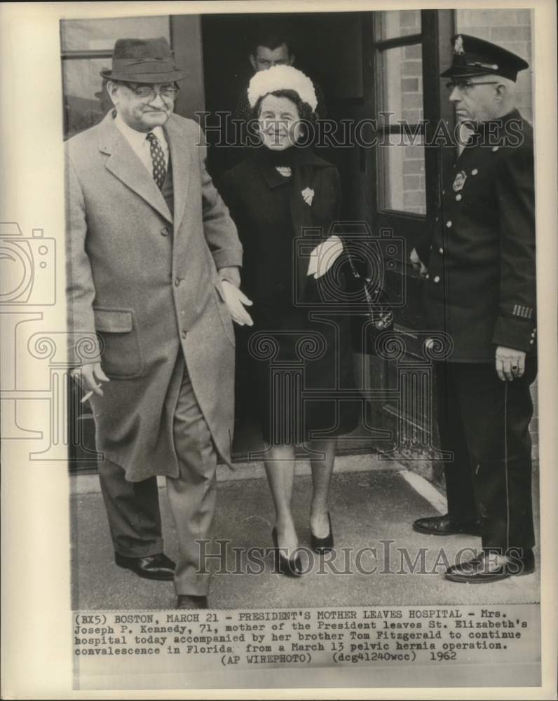 1962 Press Photo Mrs. Joseph P. Kennedy leaves the hospital with her brother