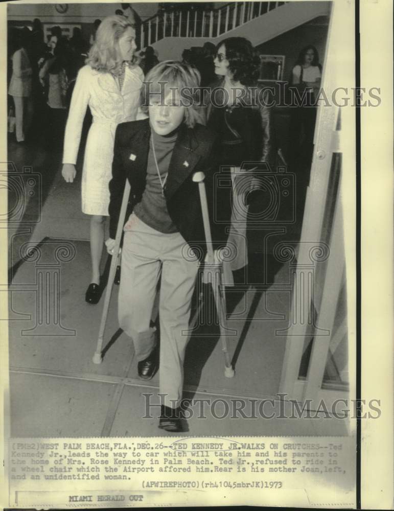1973 Press Photo Ted Kennedy Jr. leaving the airport in Florida on crutches