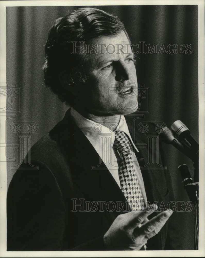 Load image into Gallery viewer, 1975 Press Photo Senator Edward Kennedy speaks at an event - nox30975
