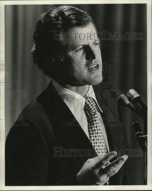 1975 Press Photo Senator Edward Kennedy speaks at an event - nox30975