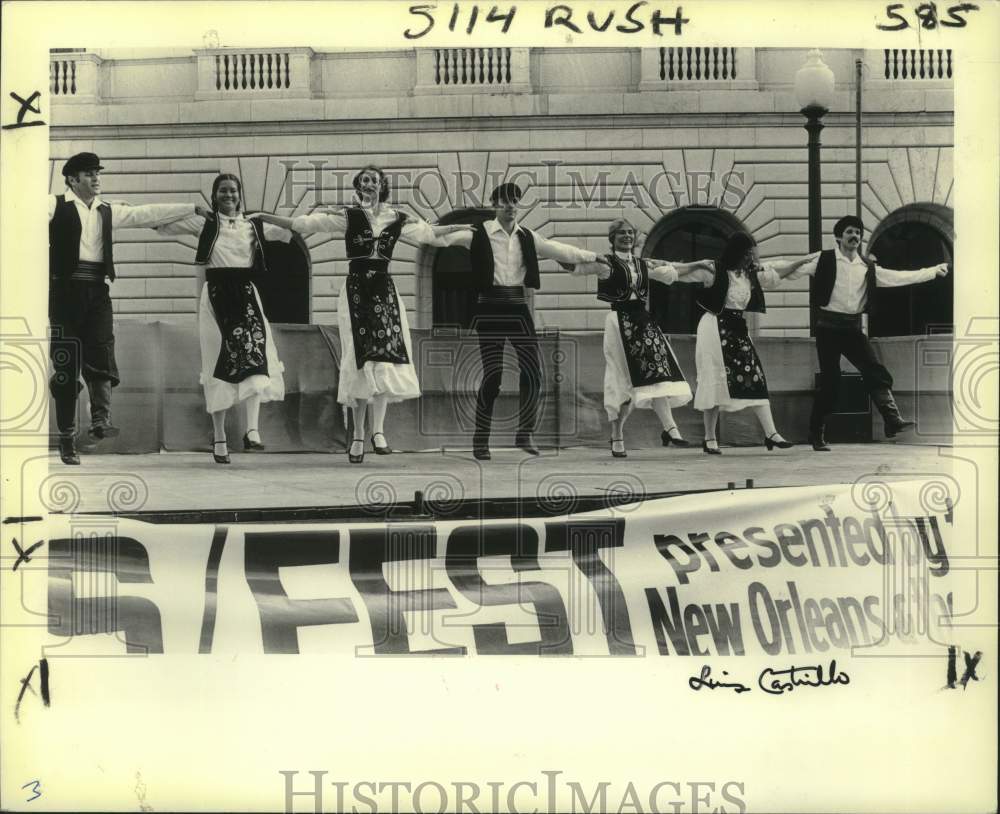 1980 Press Photo The Komenka Ethnic Dance Ensemble perform Lafayette Square.