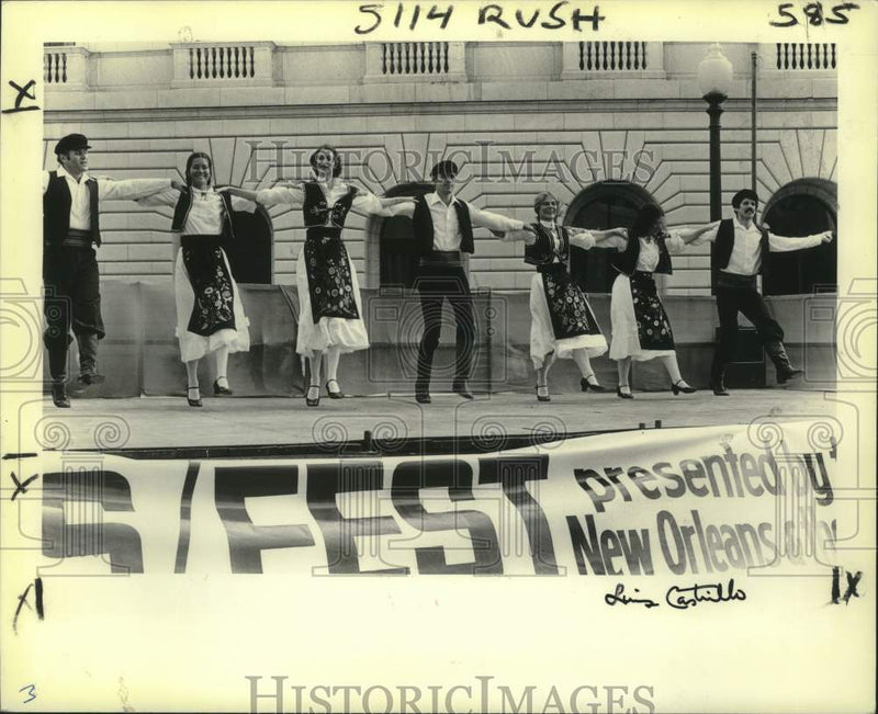 Load image into Gallery viewer, 1980 Press Photo The Komenka Ethnic Dance Ensemble perform Lafayette Square.
