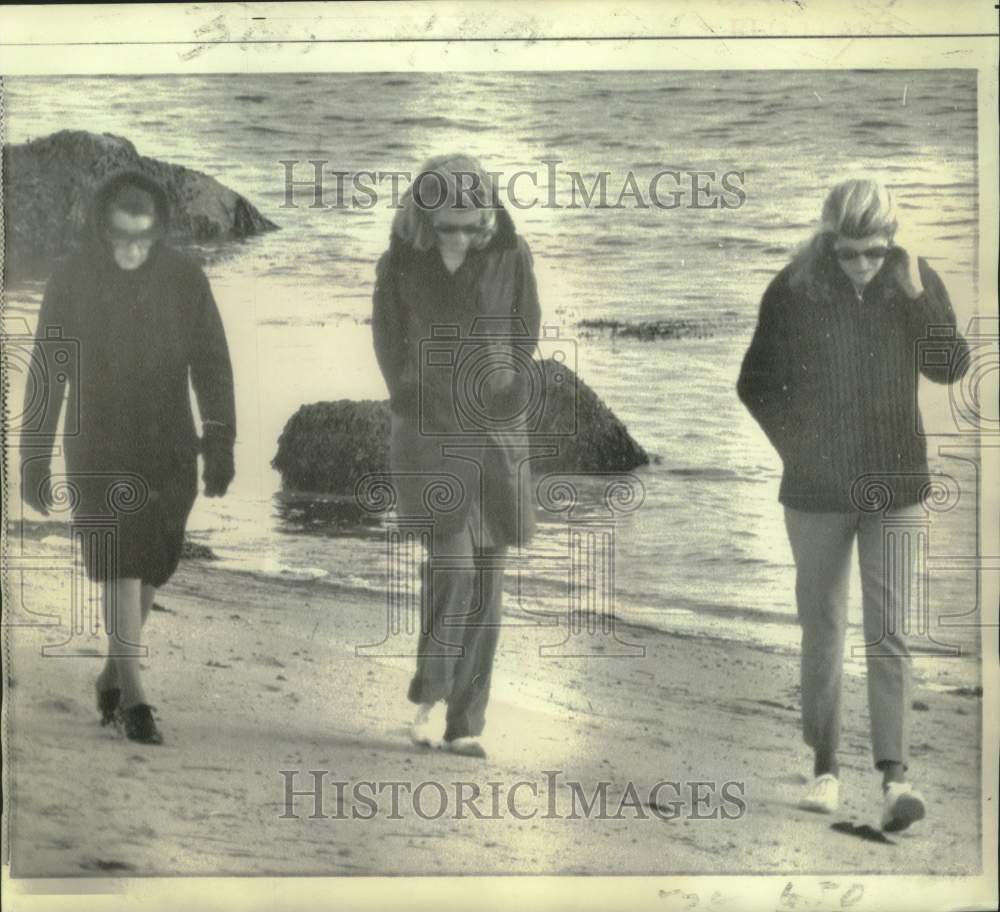 1969 Press Photo Mrs. Rose Kennedy, daughters Patricia and Jean in Hyannis Port.