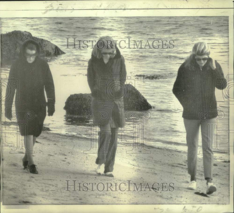 Load image into Gallery viewer, 1969 Press Photo Mrs. Rose Kennedy, daughters Patricia and Jean in Hyannis Port.
