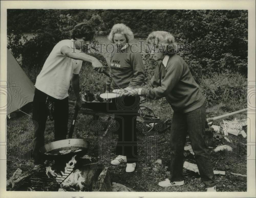 1980 Press Photo Ethel Kennedy, her son and friend cookout along the Kennebec.