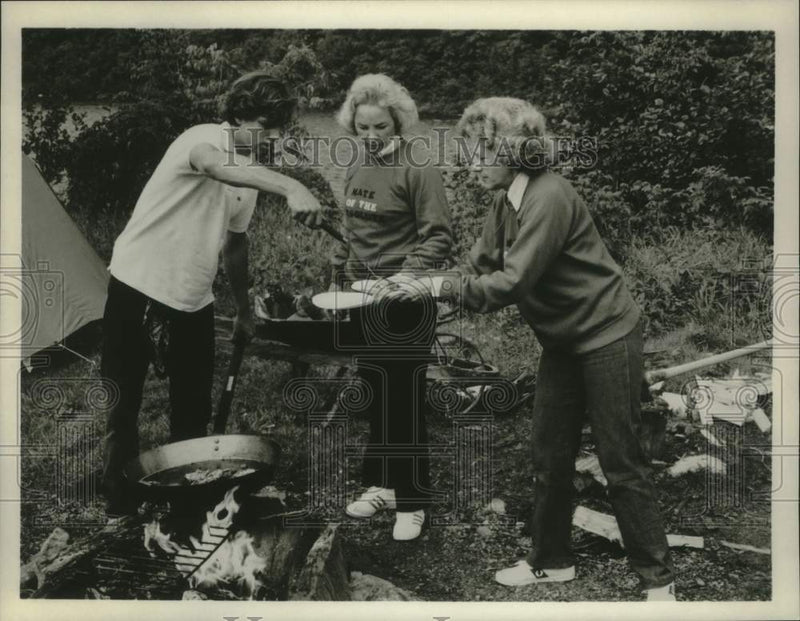 Load image into Gallery viewer, 1980 Press Photo Ethel Kennedy, her son and friend cookout along the Kennebec.
