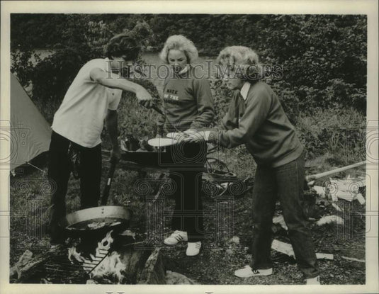 1980 Press Photo Ethel Kennedy, her son and friend cookout along the Kennebec.