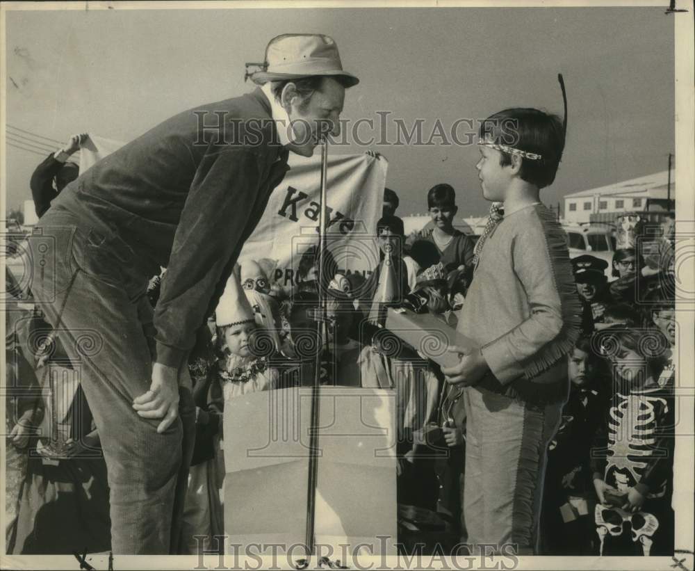 1968 Press Photo Actor Danny Kaye Greeted by Mellissa Van Meter, New Orleans