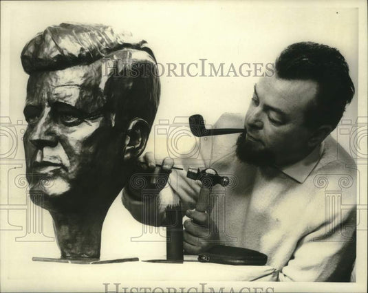 1964 Press Photo Artist Knud Knudsen with Bronze Head of President Kennedy