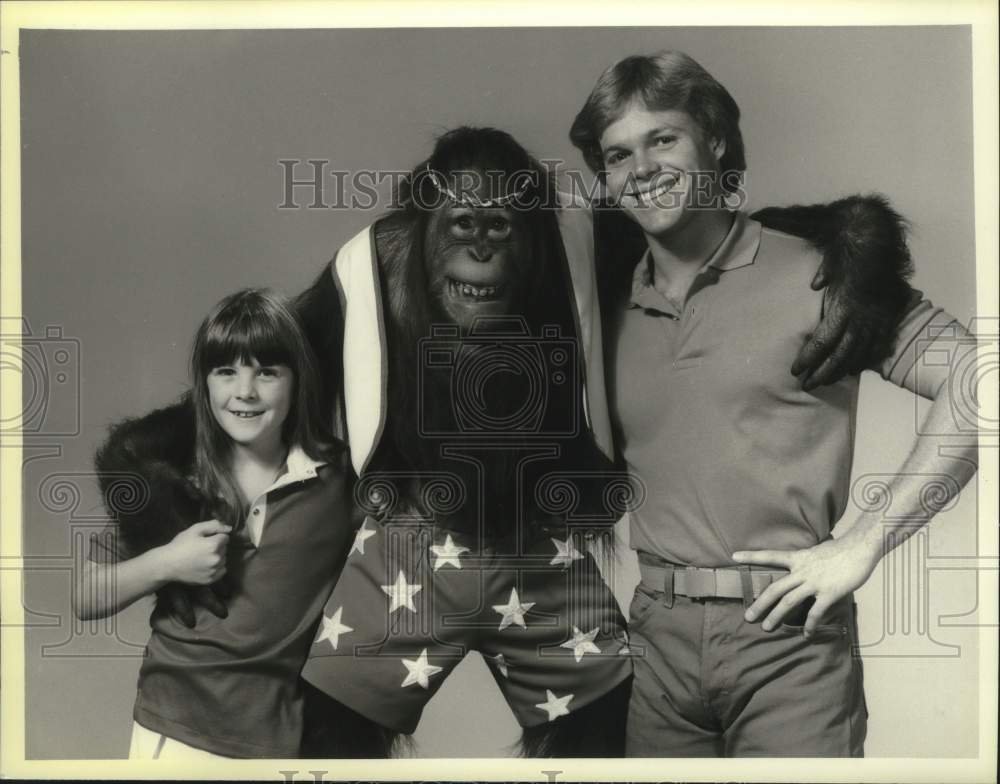 1984 Press Photo Tim Topper, Emily Moultrie &amp; J.R. (center) in &quot;Going Bananas&quot;