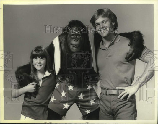 1984 Press Photo Tim Topper, Emily Moultrie & J.R. (center) in "Going Bananas"