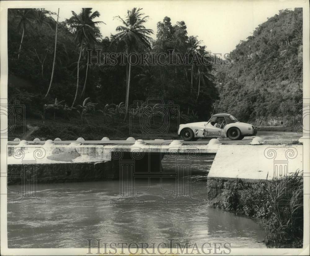 Press Photo Carreras Jamaican 1000 Motor Rally Entry Crosses Rural Bridge