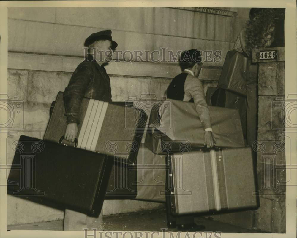 1941 Press Photo A Japanese consultant in New Orleans receives luggage help
