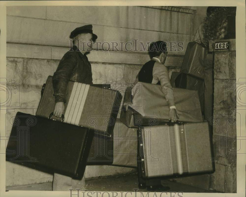 Load image into Gallery viewer, 1941 Press Photo A Japanese consultant in New Orleans receives luggage help
