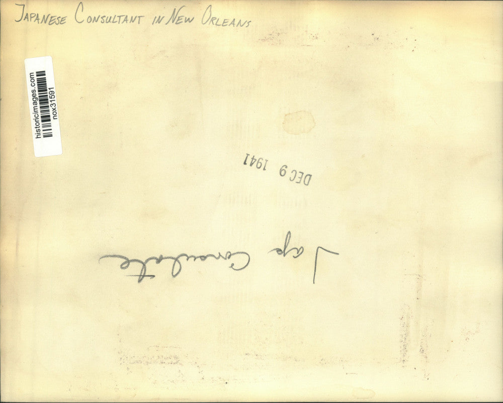 1941 Press Photo A Japanese consultant in New Orleans receives luggage help