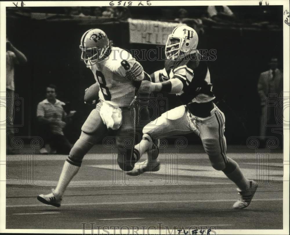 1978 Press Photo Tulane defensive back Leo Janson collars Rick Trocano for loss.- Historic Images