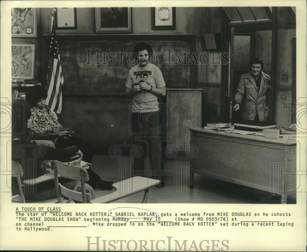 1976 Press Photo Mike Douglas drops in on the set of 'Welcome Back Kotter."