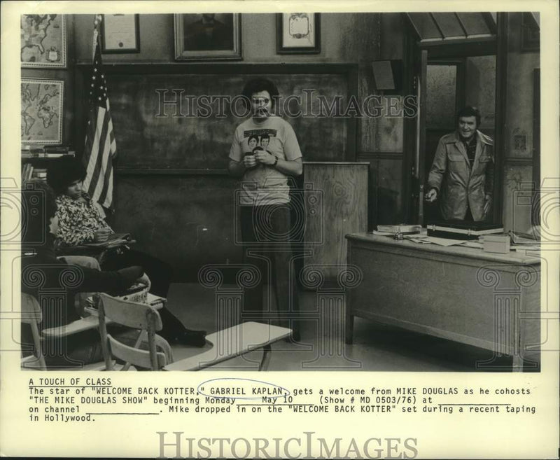 Load image into Gallery viewer, 1976 Press Photo Mike Douglas drops in on the set of 'Welcome Back Kotter."
