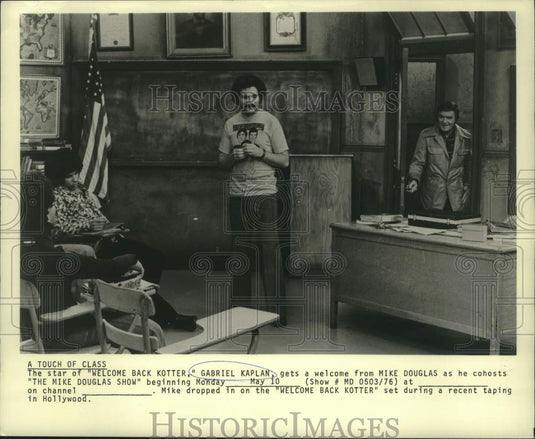 1976 Press Photo Mike Douglas drops in on the set of 'Welcome Back Kotter."