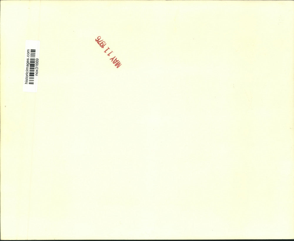 1976 Press Photo Mike Douglas drops in on the set of 'Welcome Back Kotter."