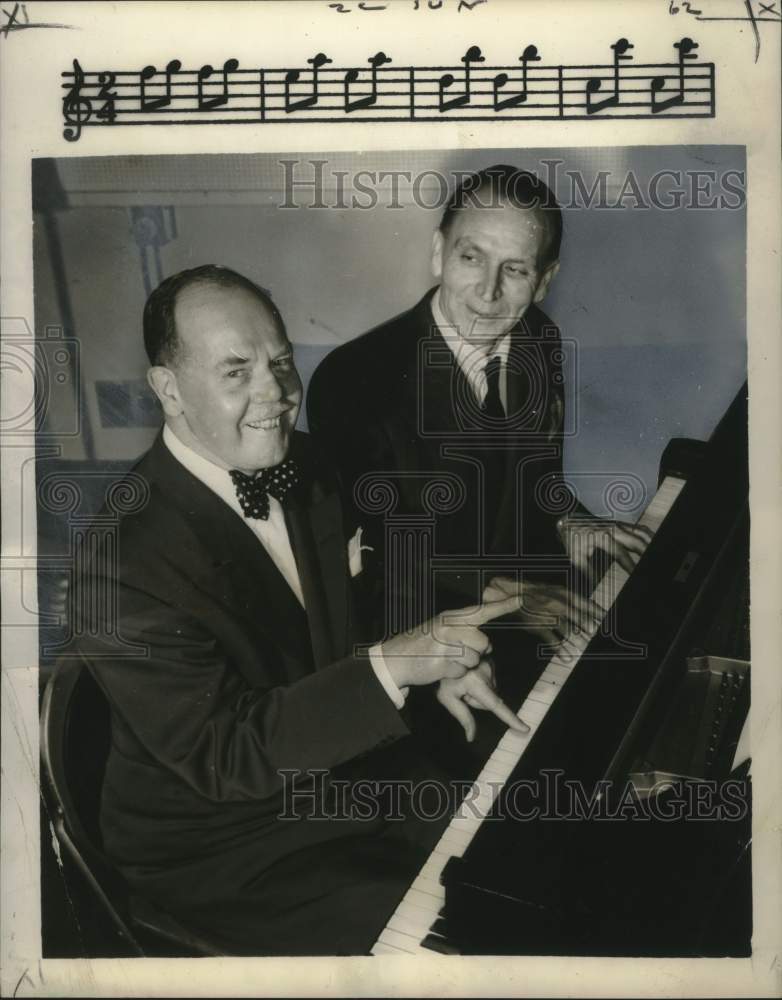 1952 Press Photo Conductor Werner Janssen, Charles Honce Play &quot;Chopsticks&quot;