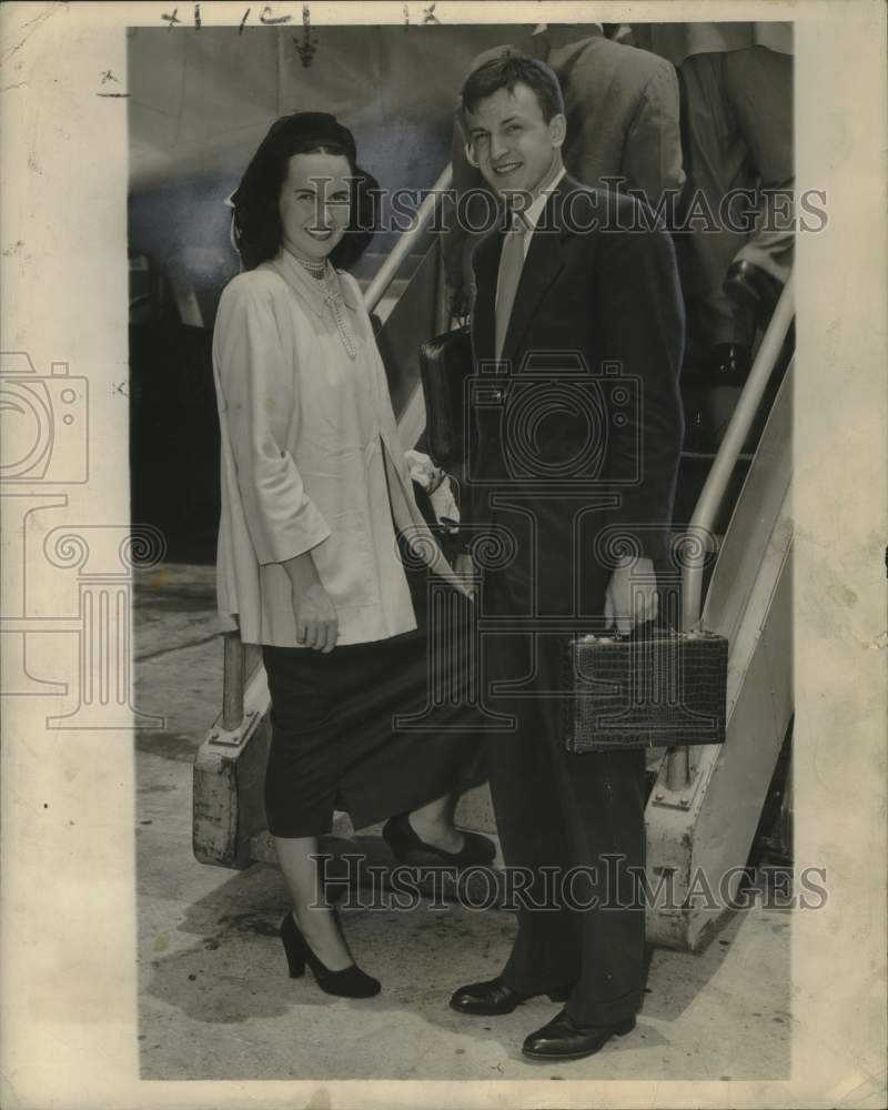 Load image into Gallery viewer, 1948 Press Photo Former Miss America Mrs. Barbara Walker Hummel and husband John
