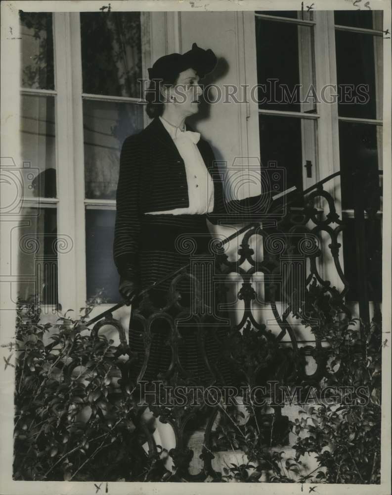 1946 Press Photo Miss Edna Thomas Holland, singer, takes Louisiana with her