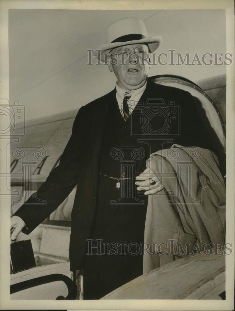 Load image into Gallery viewer, 1953 Press Photo NBC's radio &amp; TV news commentator H.V. Kaltenborn - nox31773
