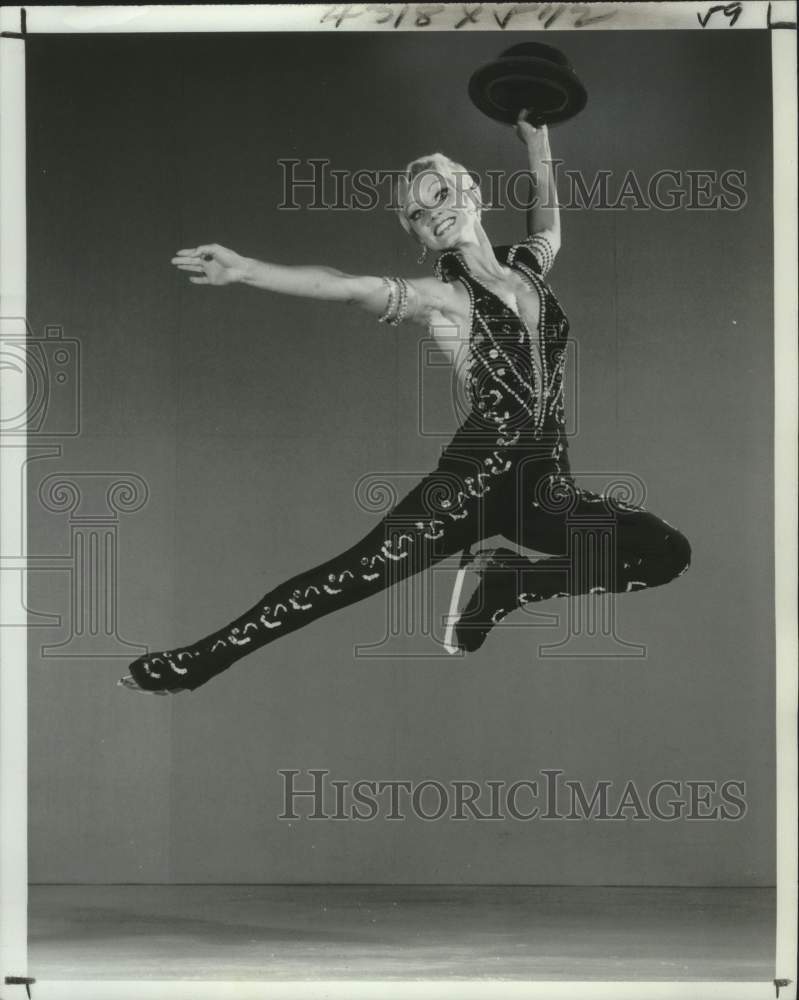 Load image into Gallery viewer, 1977 Press Photo Figure Skater Patrice Leary of "Holiday on Ice" - nox31794
