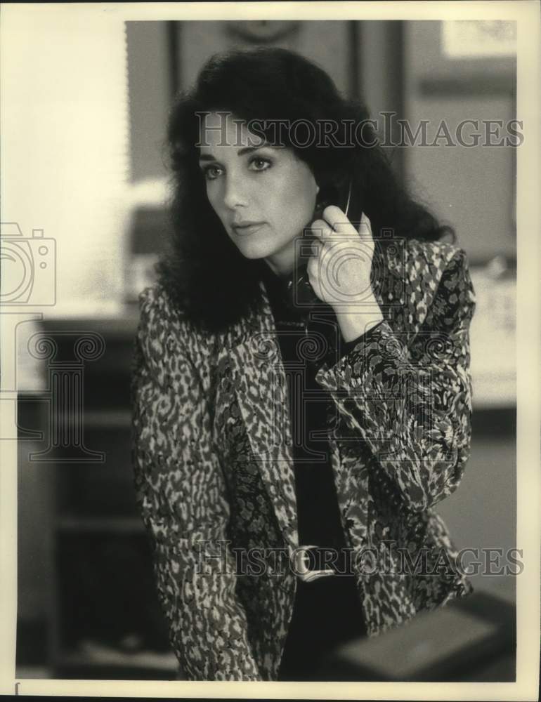 Load image into Gallery viewer, 1990 Press Photo Actress Stepfanie Kramer in "Hunter" - nox31910
