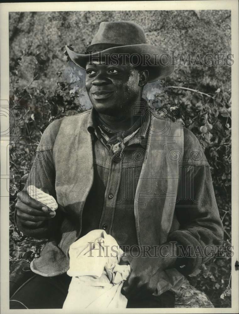 Load image into Gallery viewer, 1972 Press Photo Actor Yathet Kotto on "Ponderosa" - nox31916
